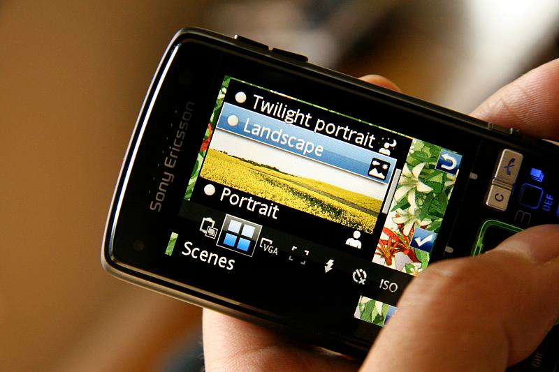 Illustration for article titled Lightning Review: Sony Ericsson K850i CyberShot Phone (Verdict: Almost Usable, But Not Quite)